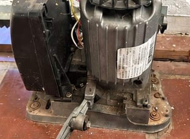 Motor de portão eletrônico sobre a base de fixação