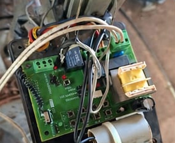 Placa eletrônica de portão aberta, com fios e componentes